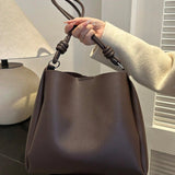 Τσάντα tote με πιέτες ως λεπτομέρεια