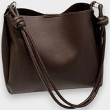 Τσάντα tote με πιέτες ως λεπτομέρεια