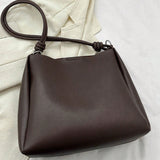 Τσάντα tote με πιέτες ως λεπτομέρεια